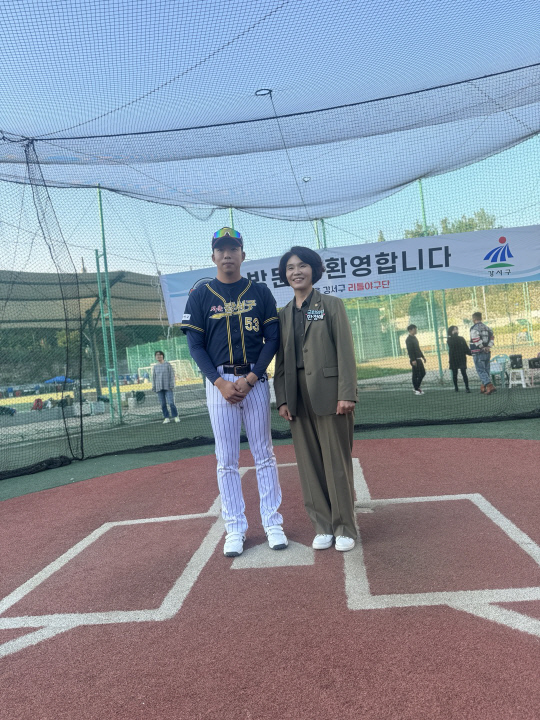 26일 더불어민주당 강서병 한정애(오른쪽) 의원이 서울 강서구 리틀야구단을 방문해 이종목 감독에게 감사패를 전달 받고 기념촬영을 하고 있다.    [강서구 리틀 야구단 제공]